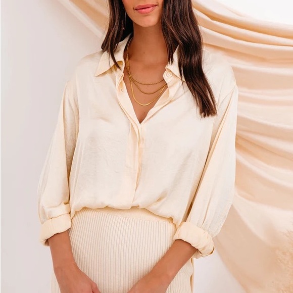 VICI Winn Cream Satin Button Down Blouse Size SMALL. Perfect Condition. - Picture 3 of 5